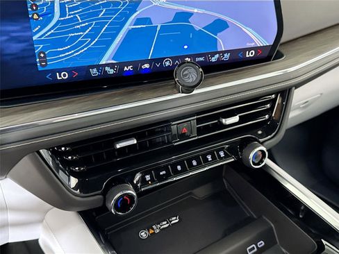 Used 2025 Chevrolet Suburban Premier image 21