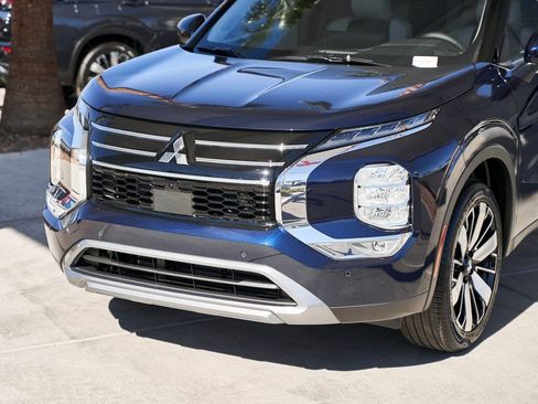 Used 2025 Mitsubishi Outlander SE image 5