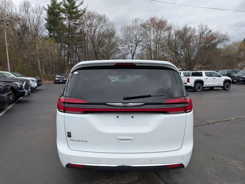 Used 2023 Chrysler Pacifica Touring-L FWD image 6