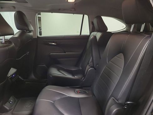 Used 2023 Toyota Highlander XLE AWD/4WD image 21