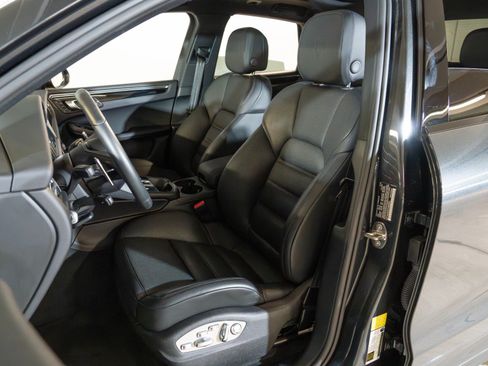 Certified 2026 Porsche Macan AWD/4WD image 5