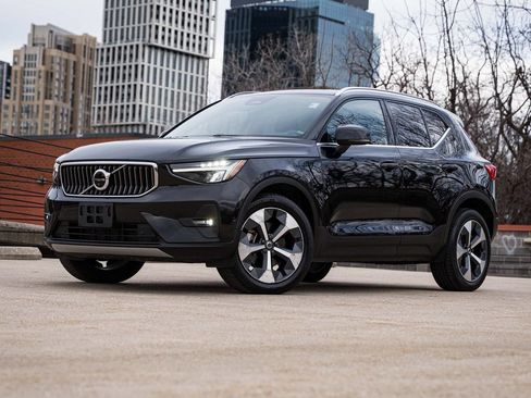 Used 2023 Volvo XC40 B5 Plus w/ Driver Assist Package AWD/4WD image 1