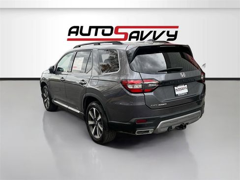 Used 2025 Honda Pilot Touring image 5