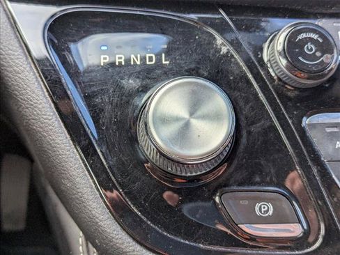 Used 2021 Chrysler Pacifica Limited w/ Uconnect Theater Family Group image 9