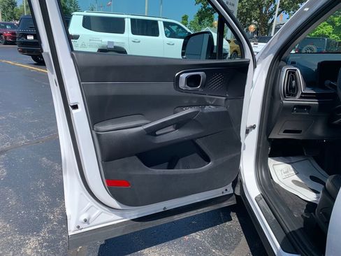 Used 2025 Kia Sorento S image 10