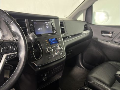 Used 2018 Toyota Sienna SE image 30