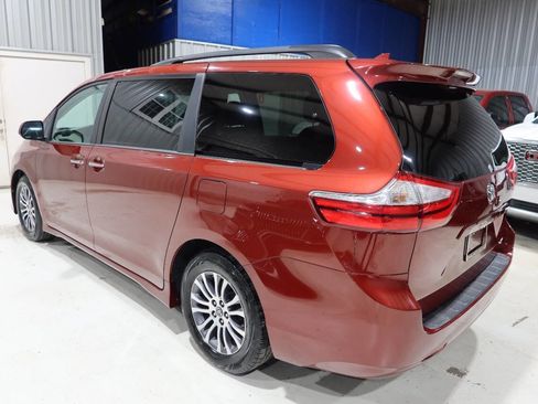 Used 2019 Toyota Sienna XLE FWD image 3