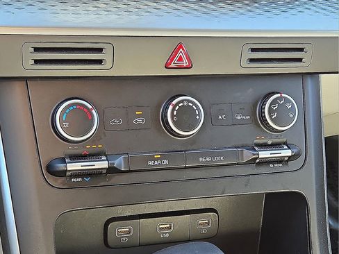 Used 2024 Kia Carnival LX image 28