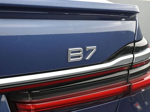 Used 2022 BMW ALPINA B7 xDrive w/ Luxury Rear Seating Package image 15