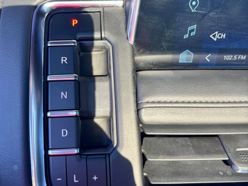 Used 2022 Chevrolet Suburban Z71 w/ Luxury Package image 21