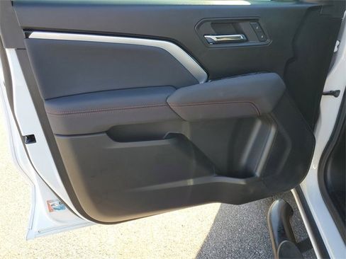 Used 2024 Chevrolet Colorado Z71 w/ Z71 Convenience Package 2 image 8