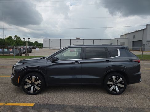 Used 2025 Mitsubishi Outlander SE AWD/4WD image 2