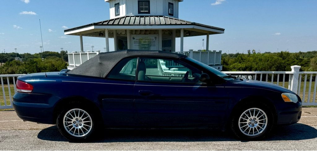 Used 2005 Chrysler Sebring Touring FWD image 4