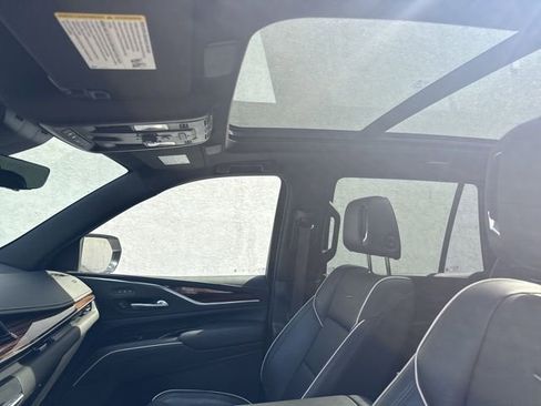 Used 2022 Cadillac Escalade Premium Luxury image 16