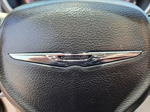 Used 2023 Chrysler Pacifica Touring-L FWD image 32
