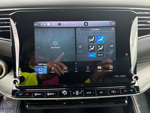 Used 2024 Jeep Wagoneer L Series II image 28