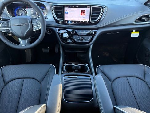 New 2026 Chrysler Pacifica Limited image 10