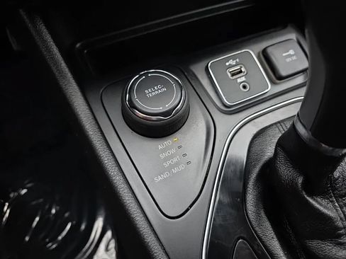 Used 2019 Jeep Cherokee Limited AWD/4WD image 30