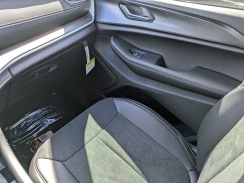 New 2025 Jeep Grand Cherokee Altitude image 15