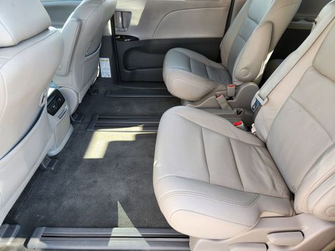 Used 2015 Toyota Sienna XLE image 17
