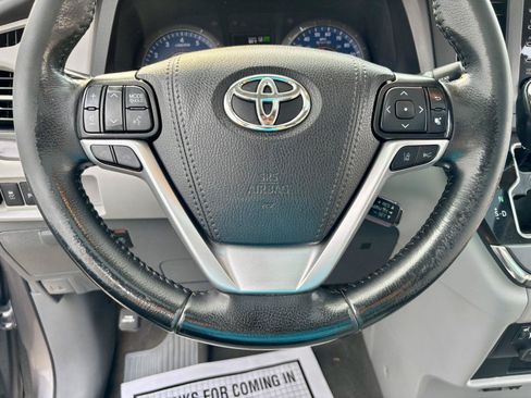 Used 2019 Toyota Sienna XLE Premium FWD image 23