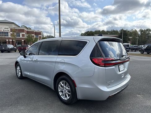 New 2026 Chrysler Pacifica Select image 5