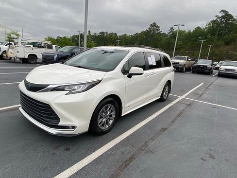 Used 2021 Toyota Sienna XLE FWD image 3