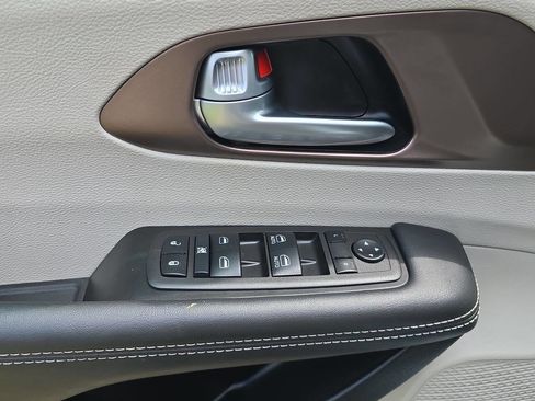 Used 2024 Chrysler Voyager LX image 14