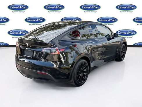 Used 2022 Tesla Model Y Long Range image 8