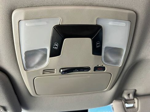 Used 2018 Toyota Sienna LE w/ Carpet Mat Package FWD image 29