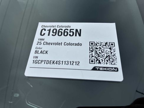 Used 2025 Chevrolet Colorado Z71 w/ Midnight Edition image 34