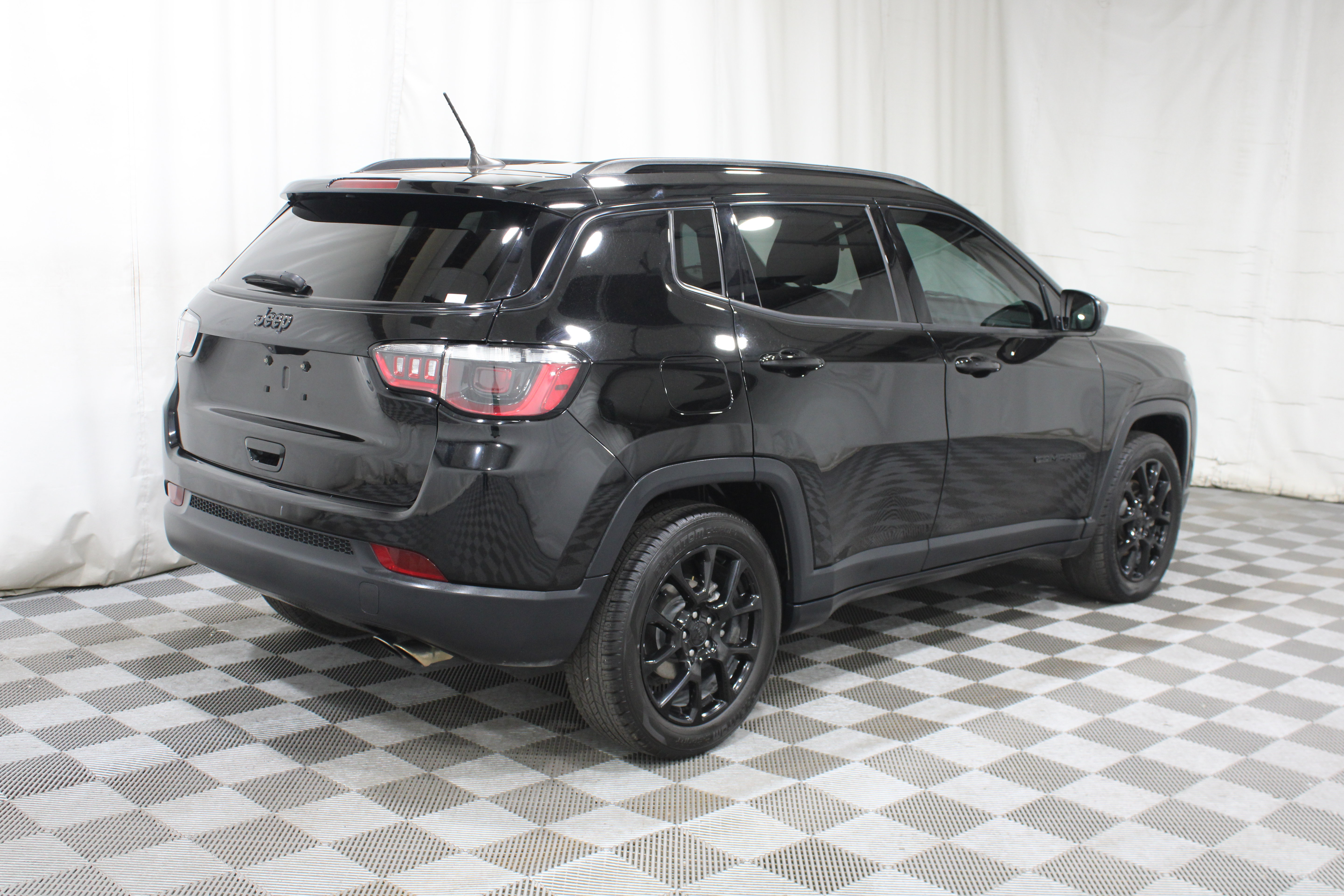 Used 2022 Jeep Compass Latitude FWD image 3