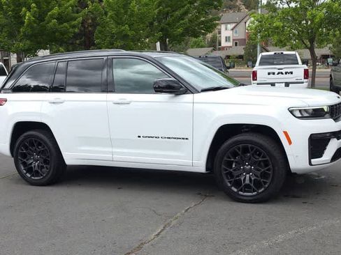 New 2026 Jeep Grand Cherokee Summit AWD/4WD image 2
