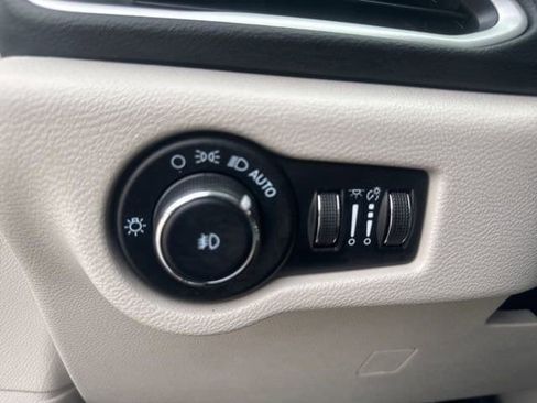 Used 2023 Chrysler Pacifica Touring-L FWD image 16