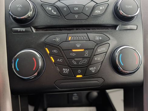 Used 2018 Ford Fusion SE FWD image 15
