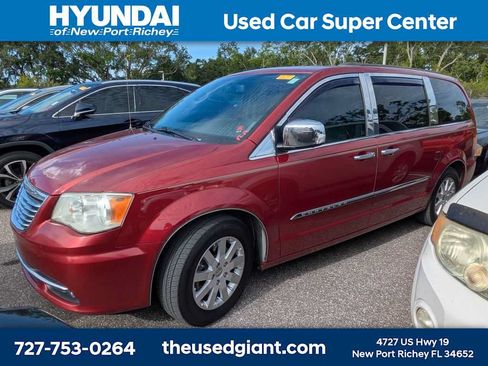 Used 2014 Chrysler Town & Country Touring FWD image 1