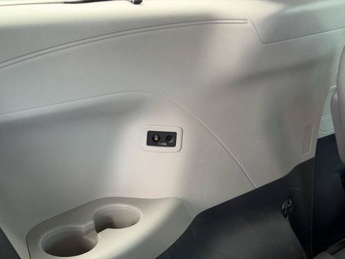 Used 2022 Toyota Sienna Limited FWD image 39
