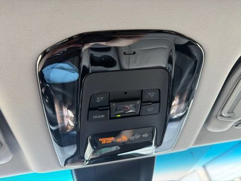 Used 2022 Toyota Venza LE AWD/4WD image 19