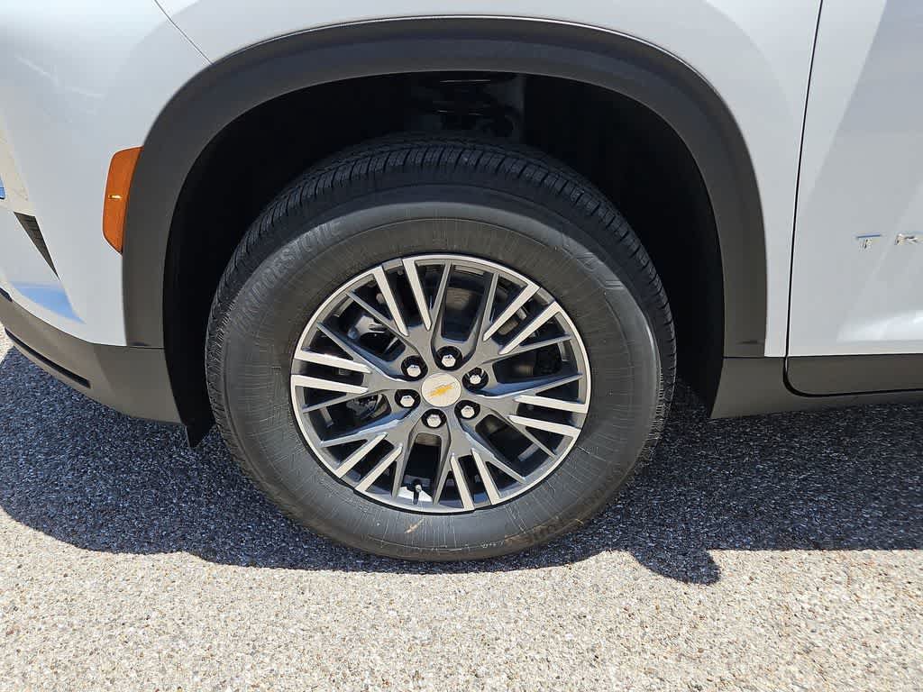Used 2025 Chevrolet Traverse LT FWD image 16