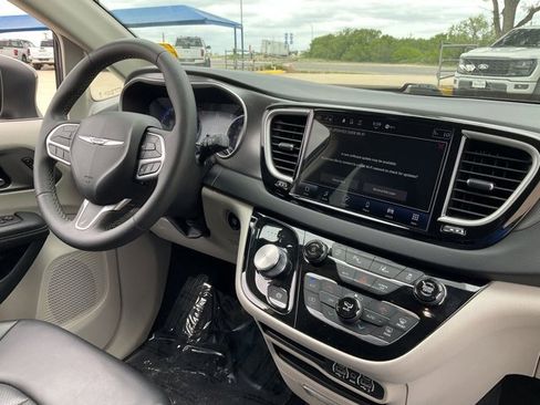 Used 2023 Chrysler Pacifica Touring-L FWD image 17