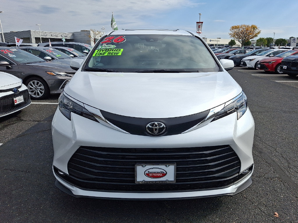 Used 2026 Toyota Sienna XLE FWD image 2