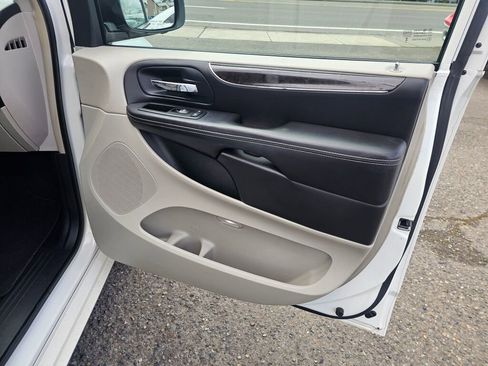 Used 2011 Chrysler Town & Country Limited FWD image 10