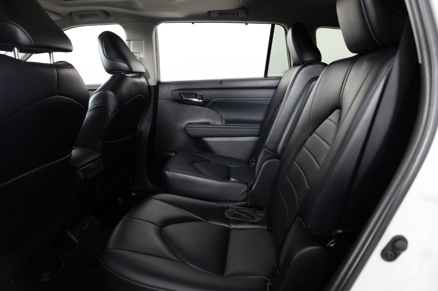 Used 2022 Toyota Highlander XLE FWD image 18