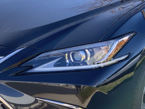 Certified 2025 Lexus ES 300h w/ Luxury Package image 6