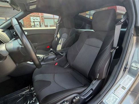 Used 2018 Nissan 370Z Coupe RWD image 19
