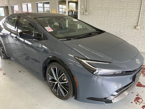 Used 2024 Toyota Prius XLE AWD/4WD image 3
