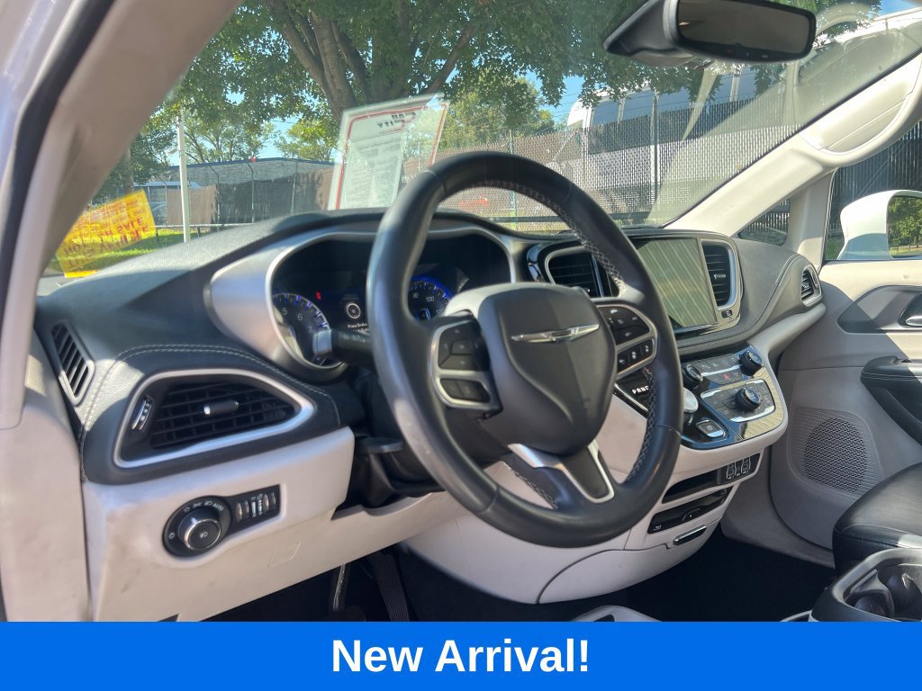 Used 2022 Chrysler Pacifica Touring-L w/ Uconnect Theater Family Group FWD image 11