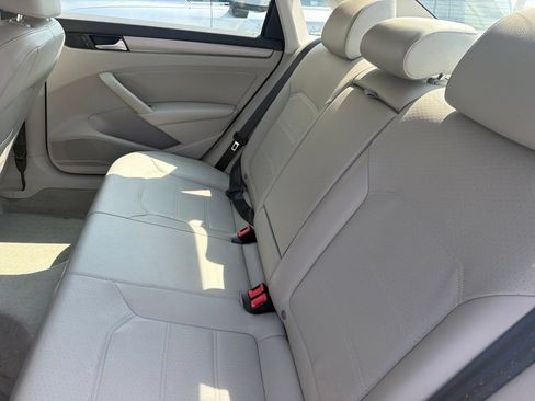 Used 2014 Volkswagen Passat 1.8T SE FWD image 3