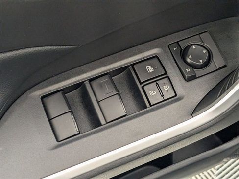 Used 2022 Toyota RAV4 LE image 10