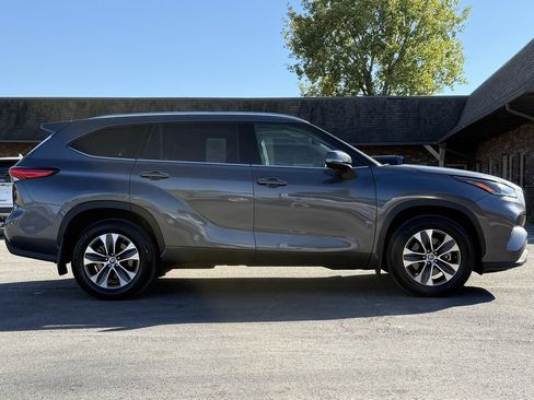 Used 2021 Toyota Highlander XLE image 6
